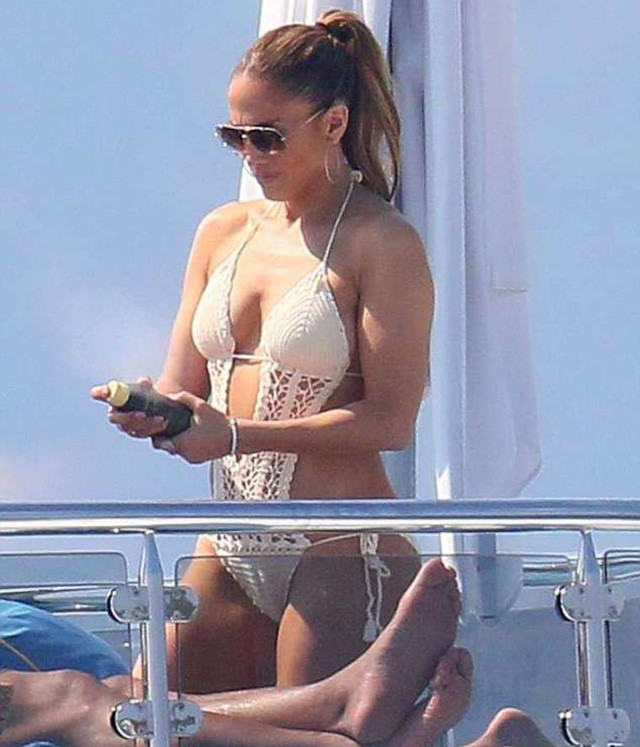 Jennifer Lopez horgolt fürdőruhában