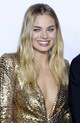 Pezsgőszőke: hidegebb szőke árnyalat, ami puha, időtlen luxus érzetet kelt. A meleg és a hideg tónus tökéletes keveredése, amit Margot Robbie Barbie-szőke haja pompásan reprezentál.  