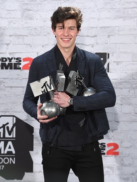 2017-ben az MTV Europe Music Awards-on három díjat is bezsebelt: ő lett az év legjobb előadója, valamint elhozta a legjobb dalért ( There's Nothing Holdin' Me Back) járó díjat és a közönségdíjat is. 
