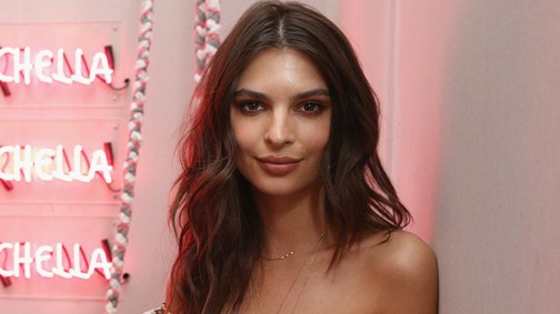 Á semmi, csak egy újabb topless szelfi Emily Ratajkowskitól