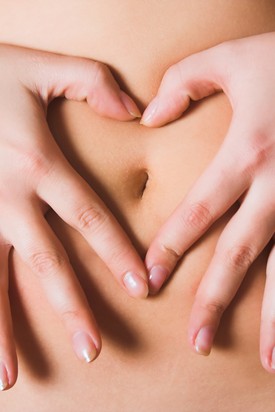 Tornára fel!Ha eddig csak legyintettél az intimtorna hallatán, akkor jobb lesz felülvizsgálnod az álláspontodat!Arnold Kegel az ötvenes években írta le a női alhasi izomcsoportok működését a szexuális élettel kapcsolatban. Az általa kifejlesztett gyakorlatok egészségügyi szempontból, és bizony a szexuális életed szempontjából is rendkívül hasznosak. Az izomcsoport állapotáról a vécén ülve is meggyőződhetsz, méghozzá úgy, ha pár másodpercre az alhasi izmaid megfeszítésével felfüggeszted a pisilést. Ezt a gyakorlatot többször is megismételheted, mindig picit hosszabb időtartamra. Ennél egy fokkal kényelmesebb, ha ágyban (háton) fekve végzel izomösszehúzó gyakorlatot. Ezt végezheted mindenféle eszköz nélkül, de számos, a gyakorlatok hatékonyságát növelő kiegészítő (például gésagolyó) kapható már. Mivel a szexuális együttlét során kulcsfontosságú, hogy eléggé el tudd lazítani az izmaidat, ezért az alhasi izomcsoport edzettsége nagyban befolyásolja az orgazmusod milyenségét is. 