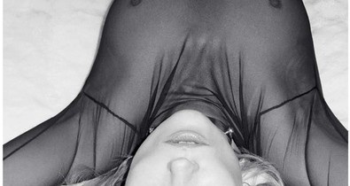 Így pucérkodik Kate Moss