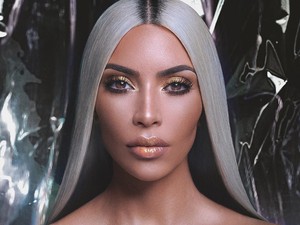 Így készülnek Kim Kardashian szuperszexi fotói! Fenékkenegetés nem maradhat el!