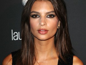 Emily Ratajkowski gyakorlatilag meztelen volt a vörös szőnyegen