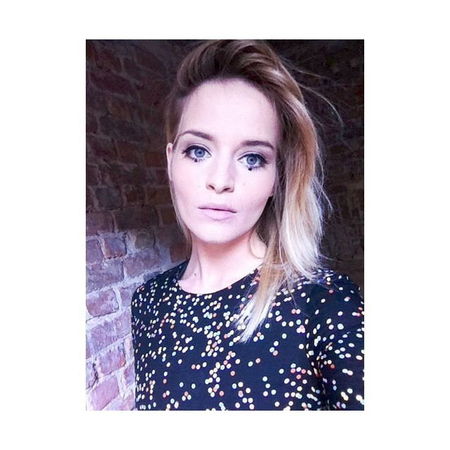 Odett gyönyörű sminkjét Titkos Berni készítette.