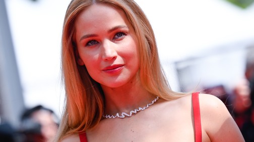 Jennifer Lawrence flip-flop papucsban lépett a vörös szőnyegre, és imádjuk érte