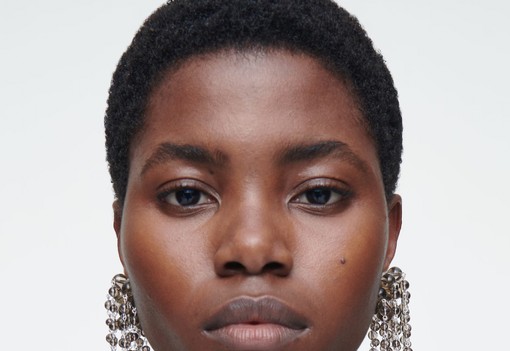 Ő az a színésznő, aki a 2024-es ünnepi szezon új stílusikonja: Saoirse Ronan eddig láthatatlan volt, most igazi üstökös