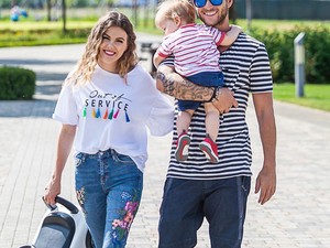 Csobot Adél meztelen! Egy szál mobiltelefonban Istenes Bence fotóján!