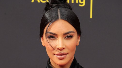 Micsoda? Kim Kardashian visszafogott ruhában a vörös szőnyegen?