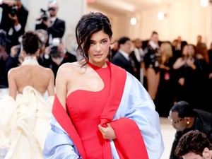 Kylie Jenner a nyílt utcán viselt meztelenruhát, és ennél stílusosabb nem is lehetett volna