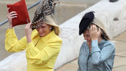 Csak úgy repkednek a kalapok: Eugénia hercegnő esküvőjén minden vendég a széllel küzd