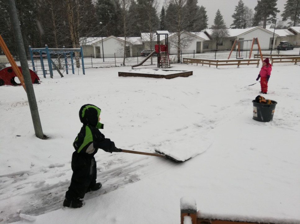 A havon nemcsak szánkózni lehet. A gyerekek számára a hólapátolás is mindig jó móka. 
