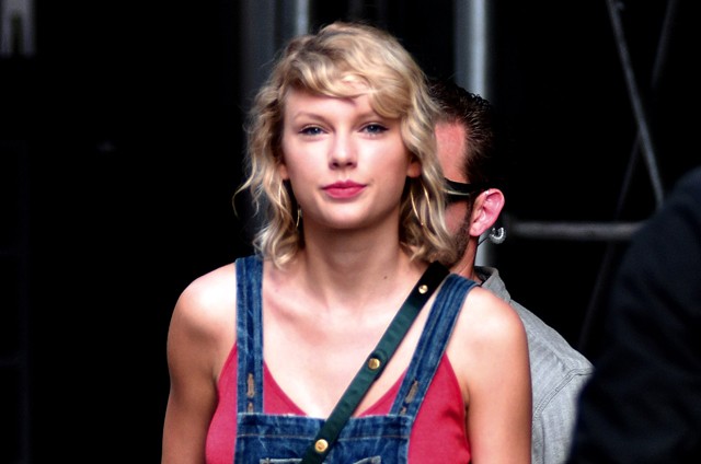 taylor swift, haj, frizura, szőkítés, göndör haj, göndörítés, tom hiddleston, kertésznadrág