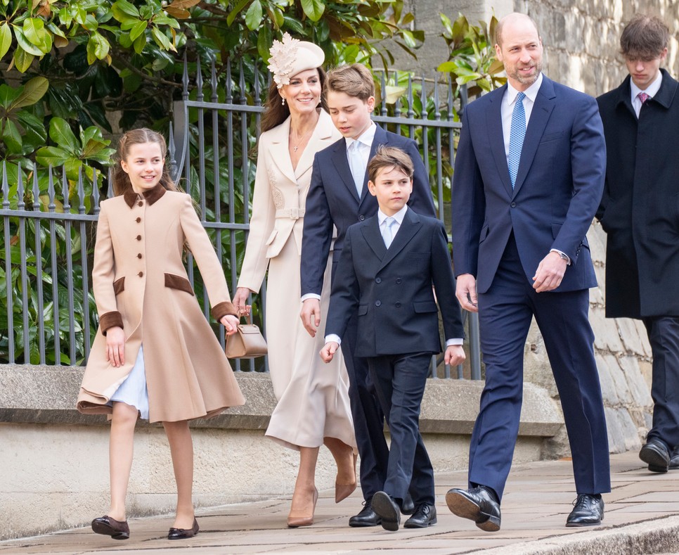 Lajos herceg nagyon elegánsan jelent meg a húsvéti szentmisén a családjával