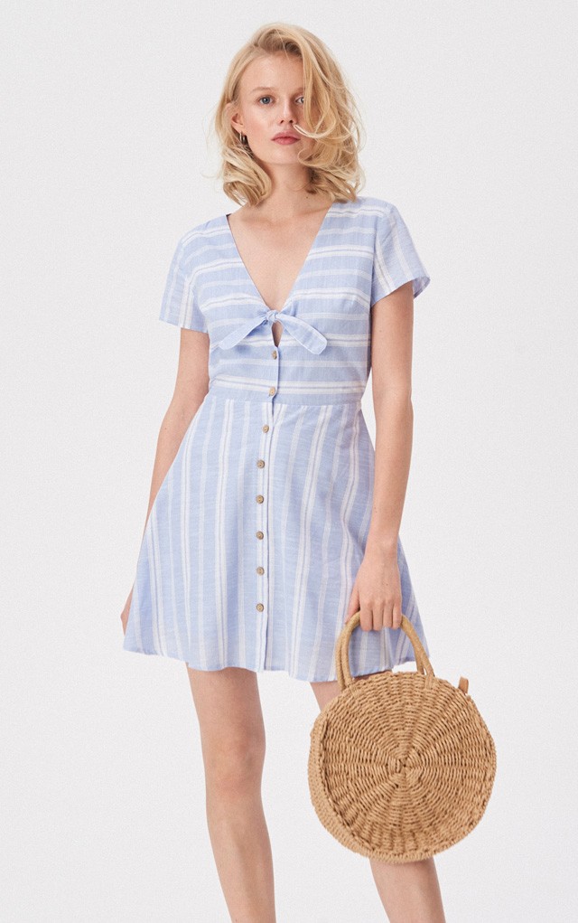 Mélyen dekoltált ruha SINSAY 4995 Ft