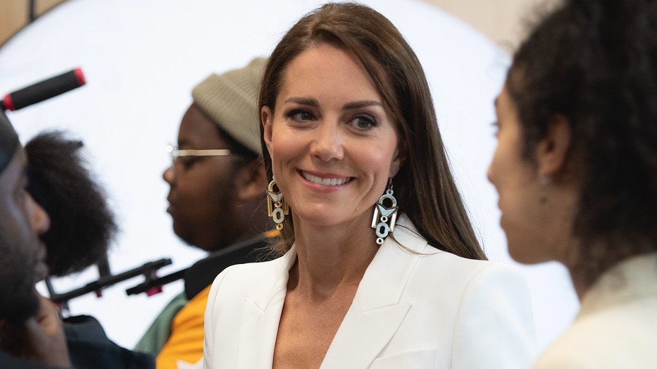 Kate Middleton a kedvenc fehér szettjét húzta elő ismét, annyira sikkes