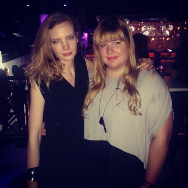 Srej Zsófi is betért egy-két fotó erejéig, például az este egyik főnyertesével, Szegedi Katával.