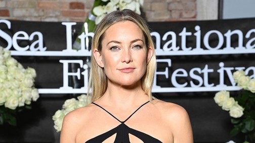 Kate Hudson szexi kivágott ruhájától leesik az állad