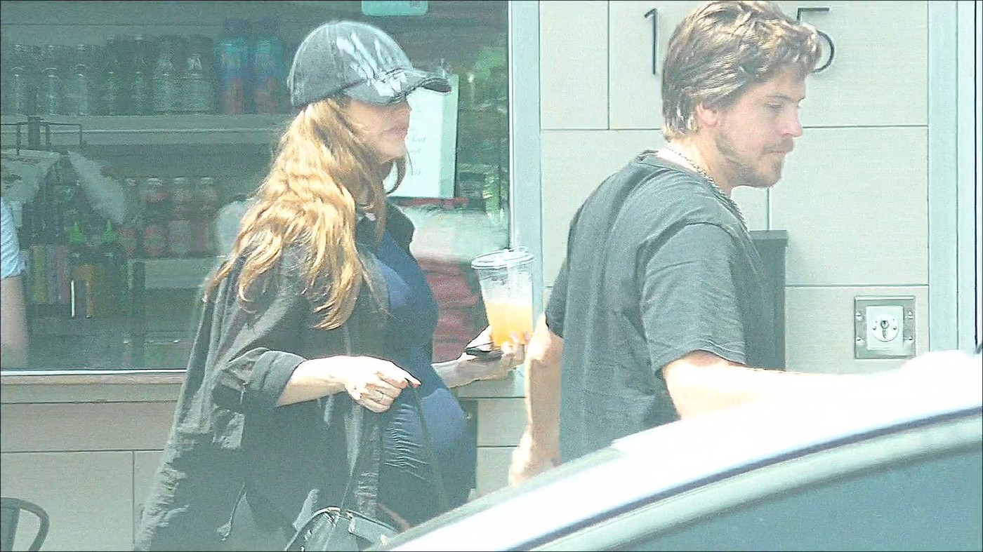 Palvin Barbara és férje, Dylan Sprouse egy laza, hétköznapi program során: a modell baseballsapkában, fekete felsőben és kényelmes nadrágban, férje oldalán távozott egy üzletből. 