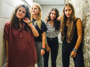 Csak egy szám: 4 spanyol csaj, tengerpart, punk - minden tökéletes!