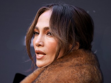 Jennifer Lopez élete legmerészebb pucérruhájában tündököl, és csak úgy ragyog a magabiztosságtól