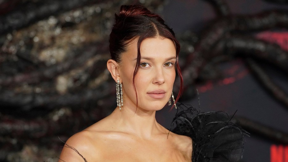 Millie Bobby Brown pucérruhában ragyogott a Stranger Things premierjén