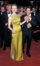 Nicole Kidman és Tom Cruise 1997-ben: a színésznő egy csodás sárga, virágokkal hímzett Dior darabot választott.
