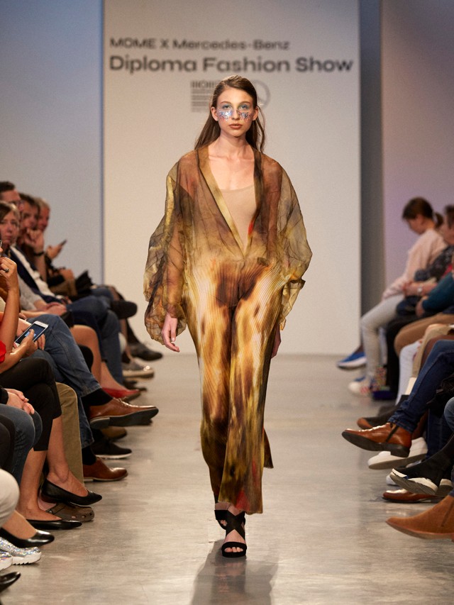 Elképesztő kreációkat mutattak be a MOME Textiltervező Tanszékének frissen végzett hallgatói