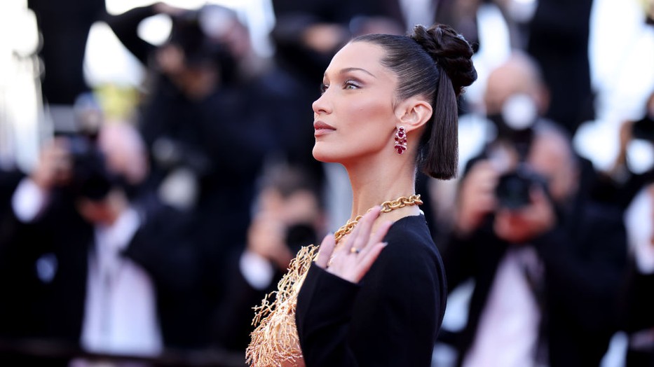 Nincsenek szavak a Bella Hadid által viselt eszméletlen Schiaparelli kreációra Cannes-ban