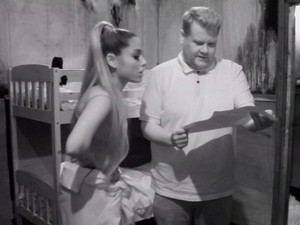 Zseniális videó: Ariana Grande és James Corden együtt próbálnak kimenekülni egy szabadulószobából