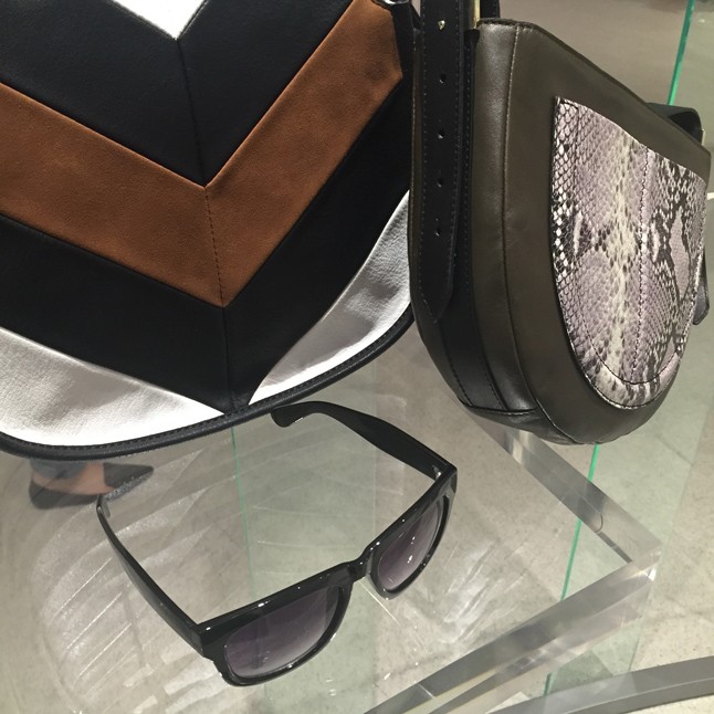 Egy stílusos táska és napszemüveg teszi fel a koronát a szettedre. Dizájner darabokat idéző különlegességek jönnek az M&S tavaszi kollekciójában