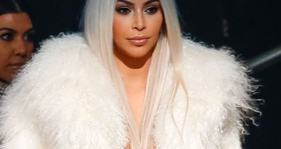 Kim Kardashian 3 hónappal a szülés után meztelenül szelfizett!