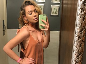 Szécsi Böbe gyönyörű bársony ruhával zárja a hetet!