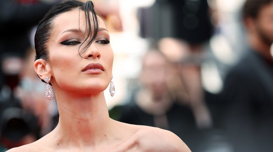 Bella Hadid félmeztelen testére nemes egyszerűséggel ráfújtak egy ruhát 
