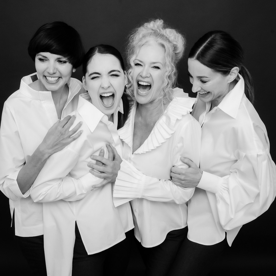 Csodálatos modellek és az új generáció képviselője mutatják be az örök klasszikus fehér ingeket, amiből ha veszel egyet, az egy fát jelent a Földnek