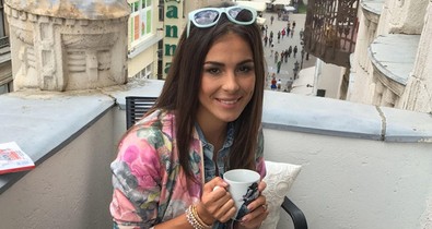 Tavaszi bomberdzsekiben Molnár Andi