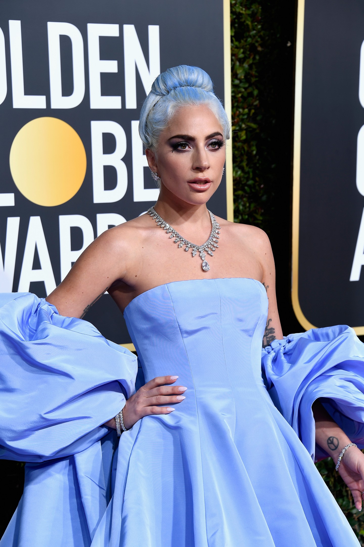 A 2019-es Golden Globe ruhájához fodrászai kék árnyalatú hajat társítottak Lady Gagának