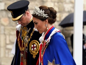 Lenyűgöző: Katalin hercegné és Sarolta hercegnő egyforma fejdísszel és frizurával tündökölt Károly király koronázásán