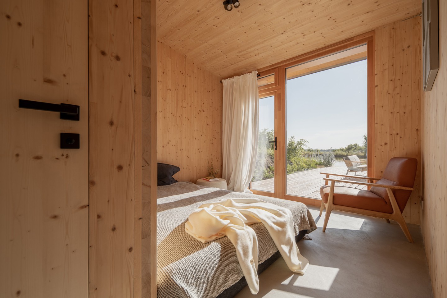 A Hello Wood magyar cég CTL tóparti háza