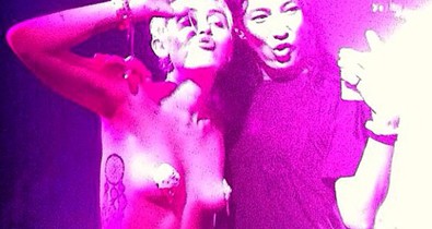 Miley topless, mellbimbótapaszban Alexander Wang partiján