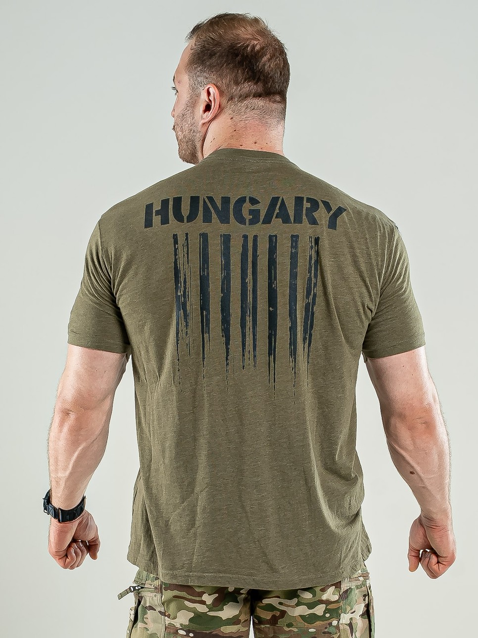 Dorko x Pálinkás Szilveszter: Katonai zöld 'Hungary' póló 'Combat Ready' részletekkel és álcázó mintával