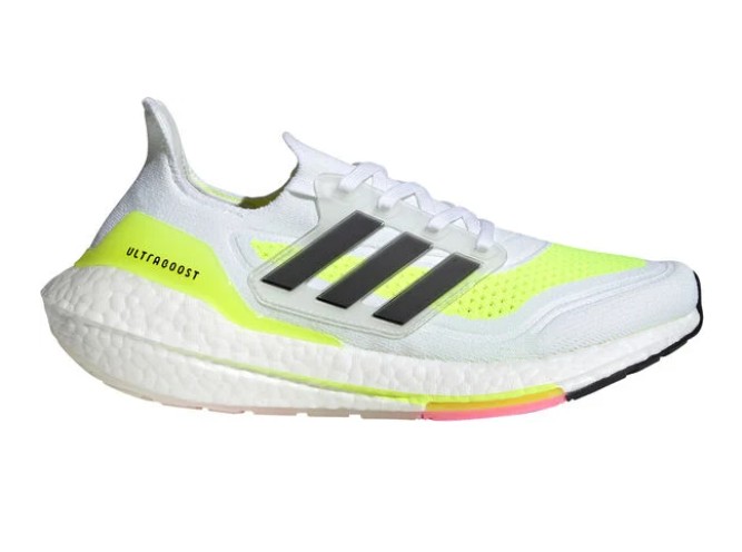 A klasszikus hófehér tornacipő igazi jolly-joker, mutatjuk, hogyan viseld idén nyáron