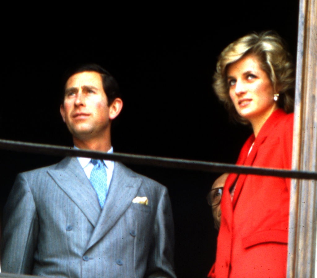 1985 áprilisa, Olaszország. Bár még együtt jelentek meg hivatalos eseményeken,  már egyre mélyebb volt a szakadék köztük. Diana  hercegné arcán jól látszik a feszültség.