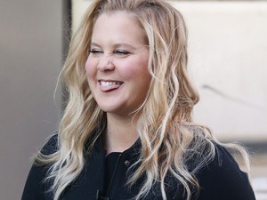 Megszületett Amy Schumer kisbabája - és még ebből is viccet csinált