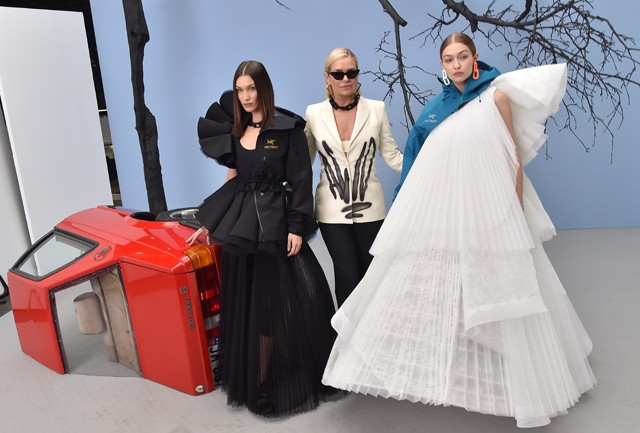 Gigi és Bella Hadid édesanyja, Yolanda ellopta a show-t a kifutón