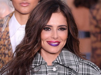 Cheryl Cole megmutatja irigylésre méltó, derékig érő haját