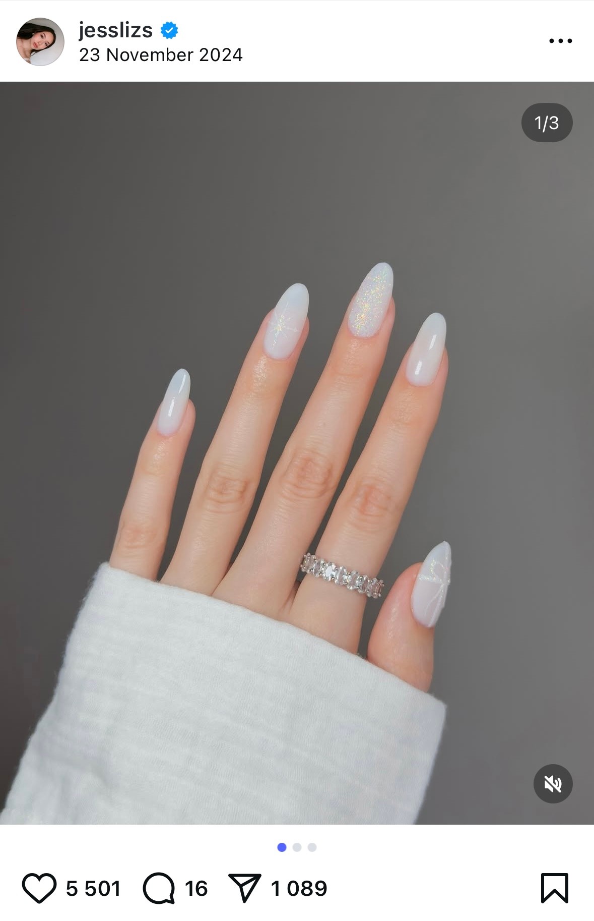 Valami, ami úgy fest, mintha tündérporból készült volna? Igen! Másik nagyszerű alternatíva a kókuszos körmök viseléséhez 2025 nyarán a fényes fényű lakk.