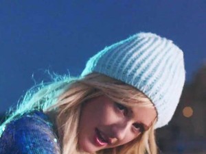 Ellie Goulding fénylő cipőjét azonnal akarjuk!