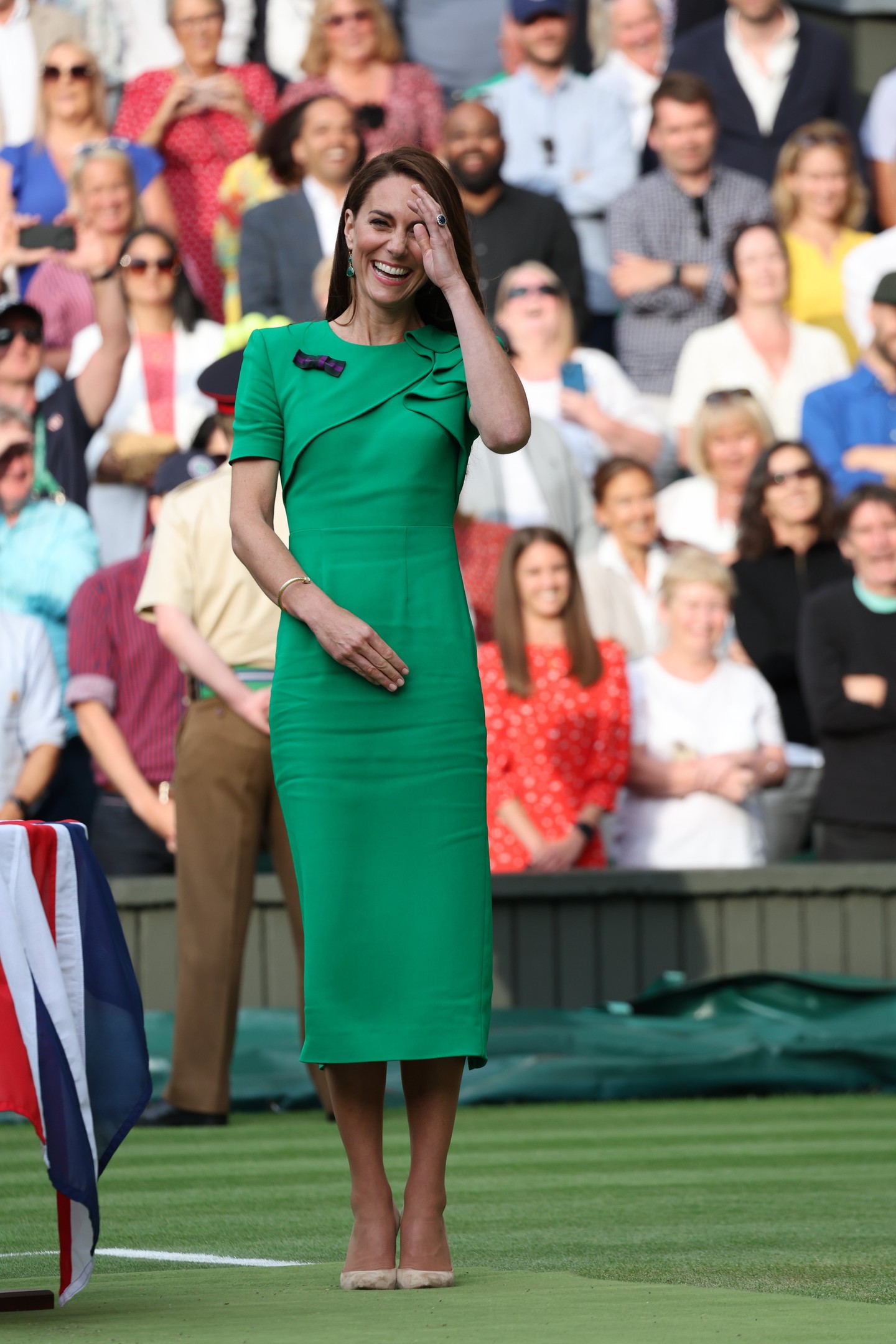 2023-ban szintén lenyűgözően festett testhez simuló, smaragdzöld midi ruhájában, amit Roland Mouret álmodott meg.