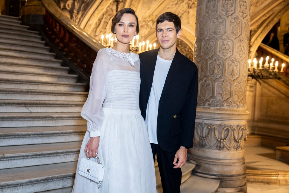 Keira Knightley és James Righton a párizsi divathéten